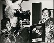 Roy Hennessy, Operations Manager at CKLG FM, with an unidentified friend [entre 1972-1978].