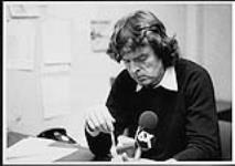 Don Imus, animateur de l'émission du matin à WNBC, derrière un micro 6X-FM [entre 1971-1977].