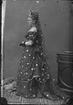 Mlle [Agnes] Yielding [déguisée en « allégorie de la nuit »] Mars, 1876.