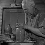 Kjeld Deichmann façonnant une pièce de poterie 1950