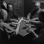 Quatre hommes âgés jouant au Mahjong 1951