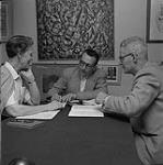 Le professeur Jacques Beauchamp donnant une leçon de français au Dr Broome et à son épouse 1954