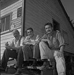 Jack McKeen, à gauche, Des Fogg, et Dave Good, à droite, éditeurs de journaux à Uranium City 1954