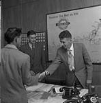 Un homme en liberté conditionnelle prenant part au système Borstal afin d'obtenir un emploi 1954