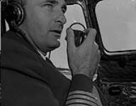 [Capitaine W.A. Laing des Lignes aériennes Trans-Canada parlant à la tour de contrôle en approchant en vue de l'atterrissage, Uplands (Ontario), octobre 1956] October 1956.