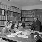 Le Père Murray donne un cours de littérature aux élèves du deuxième cycle du secondaire 1956