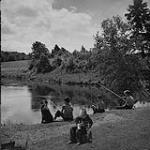 De jeunes garçons qui pêchent 1957
