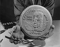 Une grosse pièce de un dollar pour célébrer le 100e anniversaire de la ruée vers l'or de 1858 et celui de la création de la Colombie-Britannique la même année 1957