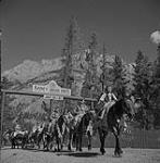 La Première Nation Stony arrivant au pow-wow 1957
