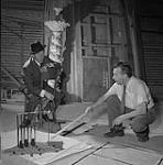 Le décorateur Jacques Pelletier (à droite) 1958