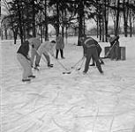 Hommes aveugles jouant au hockey 1958
