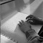 Un enfant lisant de la poésie écrite en braille 1958