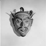 Un masque de bois 1958