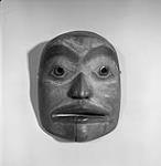 Un masque de bois 1958