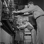 Étudiants apprenant au moyen de fausses machines de navire 1958