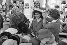 Une jeune femme magasinant dans le cadre d'un programme de réadaptation offert par l'hôpital 1958