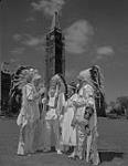 Le sénateur Gladstone, au centre, avec le chef Clarence McHugh, à gauche, et le conseiller Matthew Tallow devant la Tour de la Paix 1958