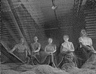 Des femmes debout derrière un filet 1958
