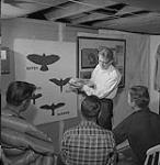 Richard Fyfe donnant un cours sur les familles d'oiseaux 1959