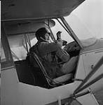 Mme Berger attendant le décollage avant de sauter en parachute 1960