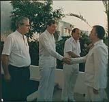 Accueil, par Raymond Chrétien, du président Miguel de la Madrid Hurtado lors de l'ouverture du complexe Jack Parr de Nuevo Vallarta, Mexique 6 mai 1988