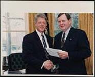 Raymond Chrétien présentant ses lettres de créance au président des Étas-Unis, Bill Clinton, en compagnie de son épouse et de ses enfants, Maison blanche, Washington 14 février 1994