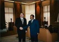 Raymond Chrétien, envoyé spécial de l'ONU, et le président du Cameroun, Paul Biya Décembre 1996