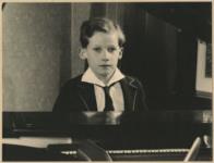 Glenn Gould au piano ca. 1942.
