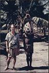 Kenneth Menzies avec un homme masqué en Papouasie Nouvelle Guinée