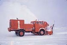 [Snow plow driven by an Inuk driver]. Original title: Es Driver 1964