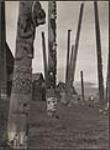 [Totem de cérémonie de l'ours et de la lune, Kispiox] 1933.