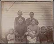 [Chief Louis Clexlixqen and his family]. Original title: Chief Louis Kamloops & family [ca. 1932]