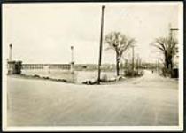 [Cummings Bridge looking north along River Road, Eastview, ON] [1927-1932].