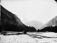 Levés du Canadien Pacifique. Vallée de la rivière Kemano, vers l'amont juin 1874