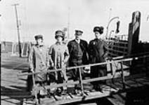Norwegian immigrants at the G.T.R. ferry, Québec (Québec) [ca 1911].