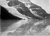 Une glacier qui dégringole au pied du Mont Robson C.B 1913.