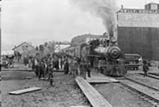 Train du GTP à Prince Rupert, C.-B. en route vers Winnipeg, Manitoba. 
 1915.