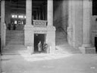 L'intérieur de la gare G.T.R., Ottawa, Ont. montrant l'entrée du tunnel à Chateau Laurier 1916.