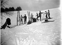 « En ski au pied de la colline » March, 1897.