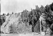 Some interesting dyke formations near Weymarn Milk River well, Alta Aug.1931