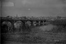Concrete bridge over Saskatchewan river at Saskatoon, Tp. 36-5-3 1923