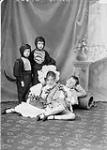 " Enfants dans les bois " - Assis, de gauche à droite : Violet et Larry Elliot, enfants de lord Minto mars 1899