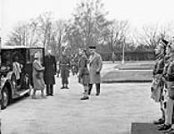 Col. Thompson of the Toronto Scottish Regiment greets the Queen 1940