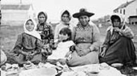 Women and children [of Mattagami First Nation] at the feast during Treaty 9 payment ceremony at Mattagami [entre 7 et 9 juillet 1906].