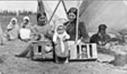 [Femme des Premières Nations avec un enfant dans un porte-bébé, Flying Post, Ontario] Juillet, 1906.