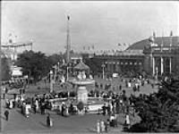 [Crowds around Gooderham Fountain. Canadian National Exhibition, Toronto, Ont.] [c. 1914]