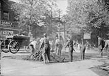 [Men] repairing a street with tar, Hamilton, [Ont.], 29 Sept., 1916 29 Sept. 1916