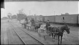 Farmers waiting to unload their fruit, Burlington, [Ont.], 25 Sept., 1917 25 Sept. 1917