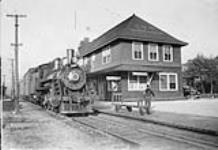 Train de la compagnie de chemin de fer Temiscouata dans une gare du Canadien national vers 1945-1949