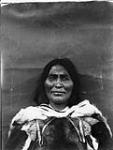 Martha Inuguk, Pond Inlet, Île de Baffin, T.N.-O., Août 1931. [Makpainnuk vêtue d'un parka féminin en peau de caribou porté pour les photographies. Elle était l'épouse de Qamaniq, employé de la Gendarmerie royale du Canada (GRC).] August 1931.